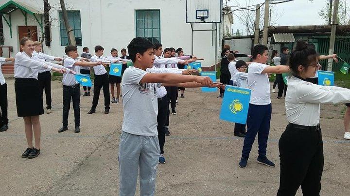 В здоровом теле - здоровый дух! Синхронная утренняя зарядка.