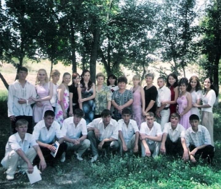 Выпуск 2004-2005 годов. 11 класс. Классный руководитель: Богатыренко Ирина Петровна