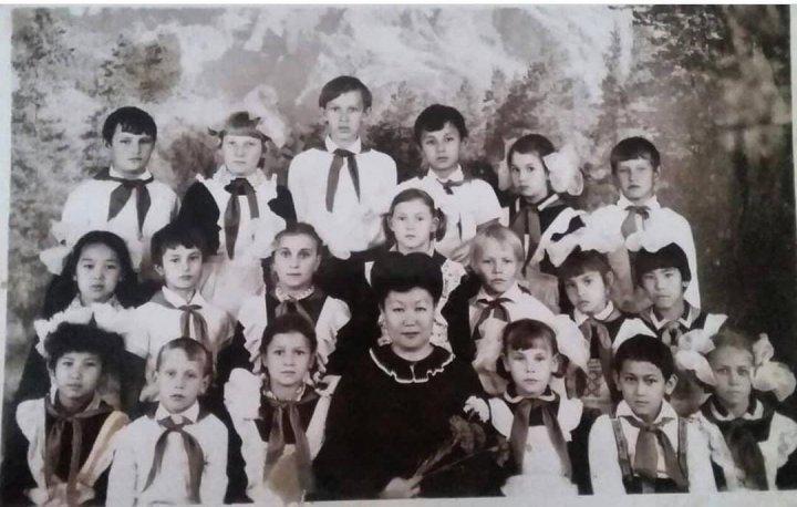 Выпуск 1995 года. Классный руководитель начальных классов Югай Валентина Петровна