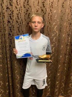 Ученик средней школы №22 Федотов Владимир ученик 6 б класса стал «Лучшим  бомбардиром»турнира по футболу. Наши ученики - наша гордость 🎉🎉🎉🎉🥇